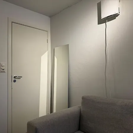 Sentralt I Med Parkering, Egen Inngang